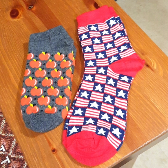 Ladies Socks/2 pair nwnt - Picture 1 of 3